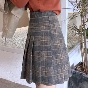 Pleated skirt plaid urban outfitters aesthetic